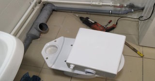 Установка напольного унитаза в Владивостоке: монтаж под ключ от СантехДомВлд от 5143 рублей.